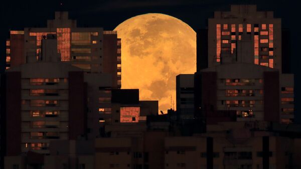 Луна над домами бразильской столицы Бразилиа - Sputnik Ўзбекистон