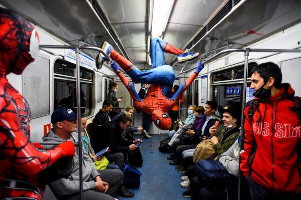 Танцовщицы андеграунда в костюмах Человека-паука выступают в метро Санкт-Петербурга. - Sputnik Узбекистан