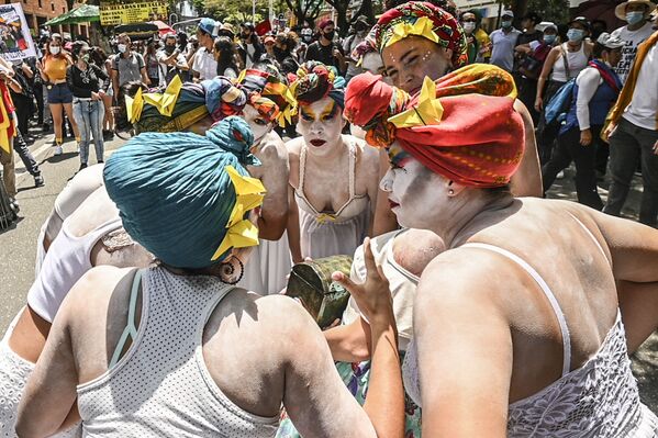 Артисты выступают во время новой акции протеста против правительства президента Колумбии Ивана Дуке в Медельине. - Sputnik Узбекистан