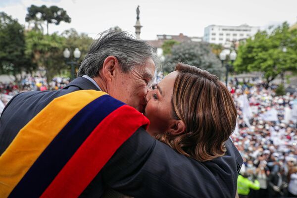 Президент Эквадора Гильермо Лассо (слева) обнимает первую леди Марию де Лурдес Алькивар с балкона дворца Каронделет после принятия присяги в Кито, Эквадор. - Sputnik Узбекистан