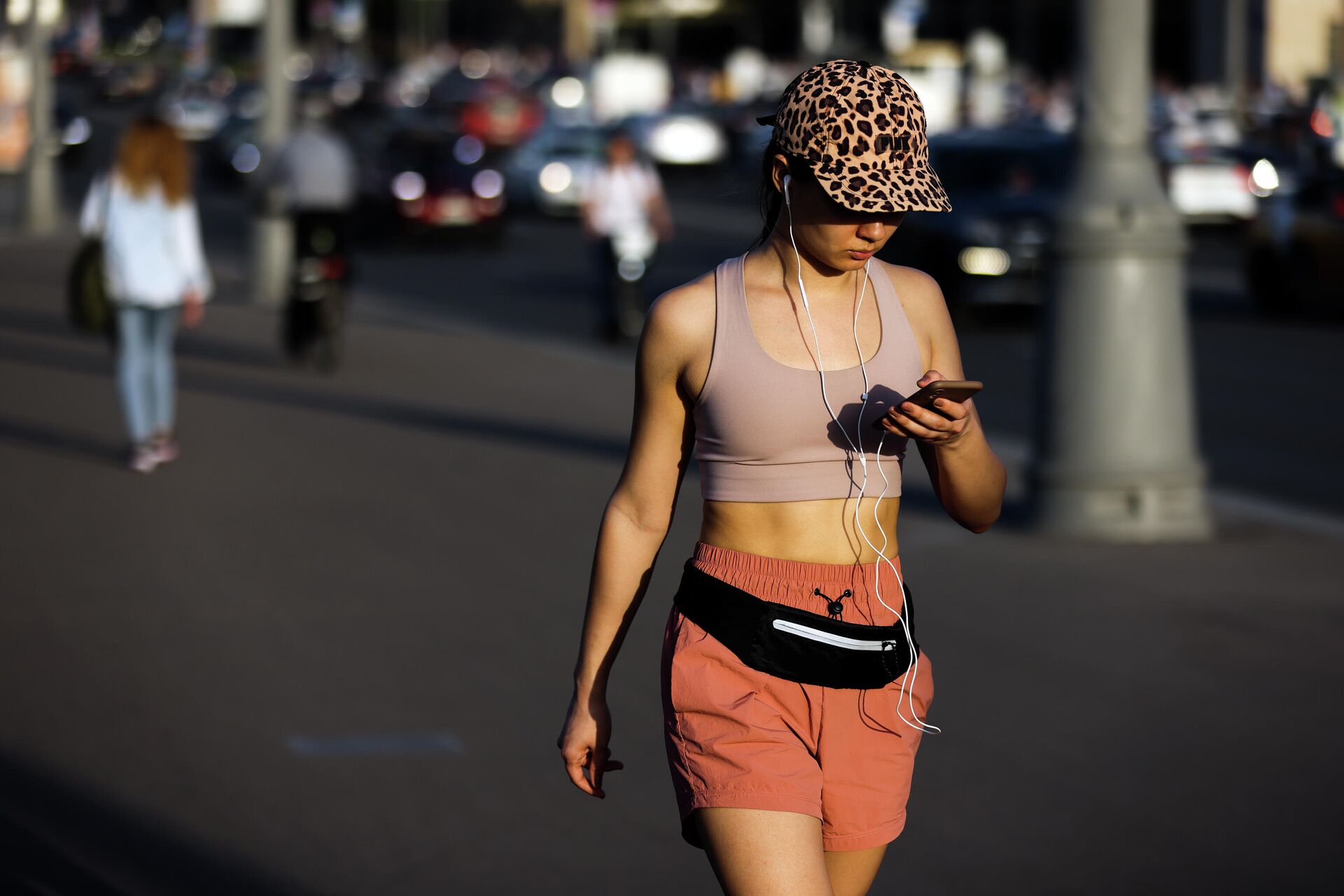 Девушка на одной из улиц в Москве в жаркую погоду. 18 мая в городе зафиксирована температура +30 градусов Цельсия - Sputnik Узбекистан, 1920, 21.06.2023