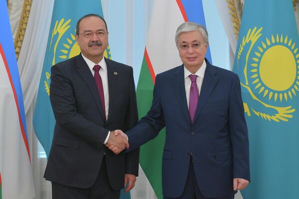 Prezident Kazaxstana Kasim-Jomart Tokayev prinyal Premyer-ministra Uzbekistana Abdullu Aripova - Sputnik O‘zbekiston
