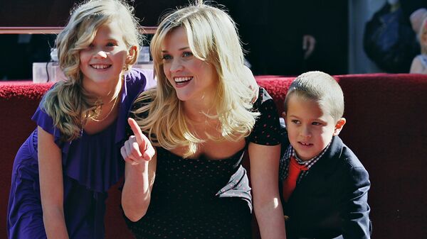Обладательница премии Оскар Риз Уизерспун со своими детьми Авой (слева) и Диконом в Лос-Анджелесе - Sputnik Узбекистан