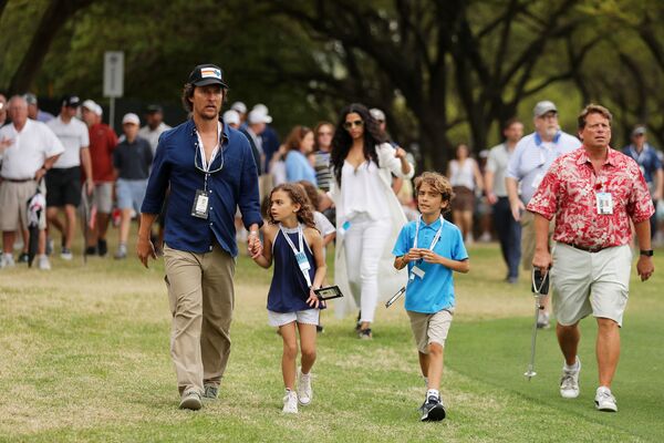 Актер Мэттью Макконехи с женой фотомоделью Камилой Алвес и детьми на чемпионате по гольфу в Техасе, 2018. - Sputnik Узбекистан