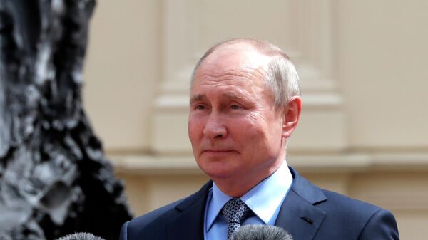 Prezident RF V. Putin prinyal uchastiye v otkrыtii pamyatnika imperatoru Aleksandru III - Sputnik Oʻzbekiston