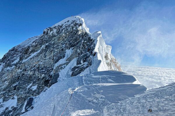 Эверестом гора была названа в честь начальника английской топографической экспедиции Джорджа Эвереста в 1850 году. - Sputnik Узбекистан