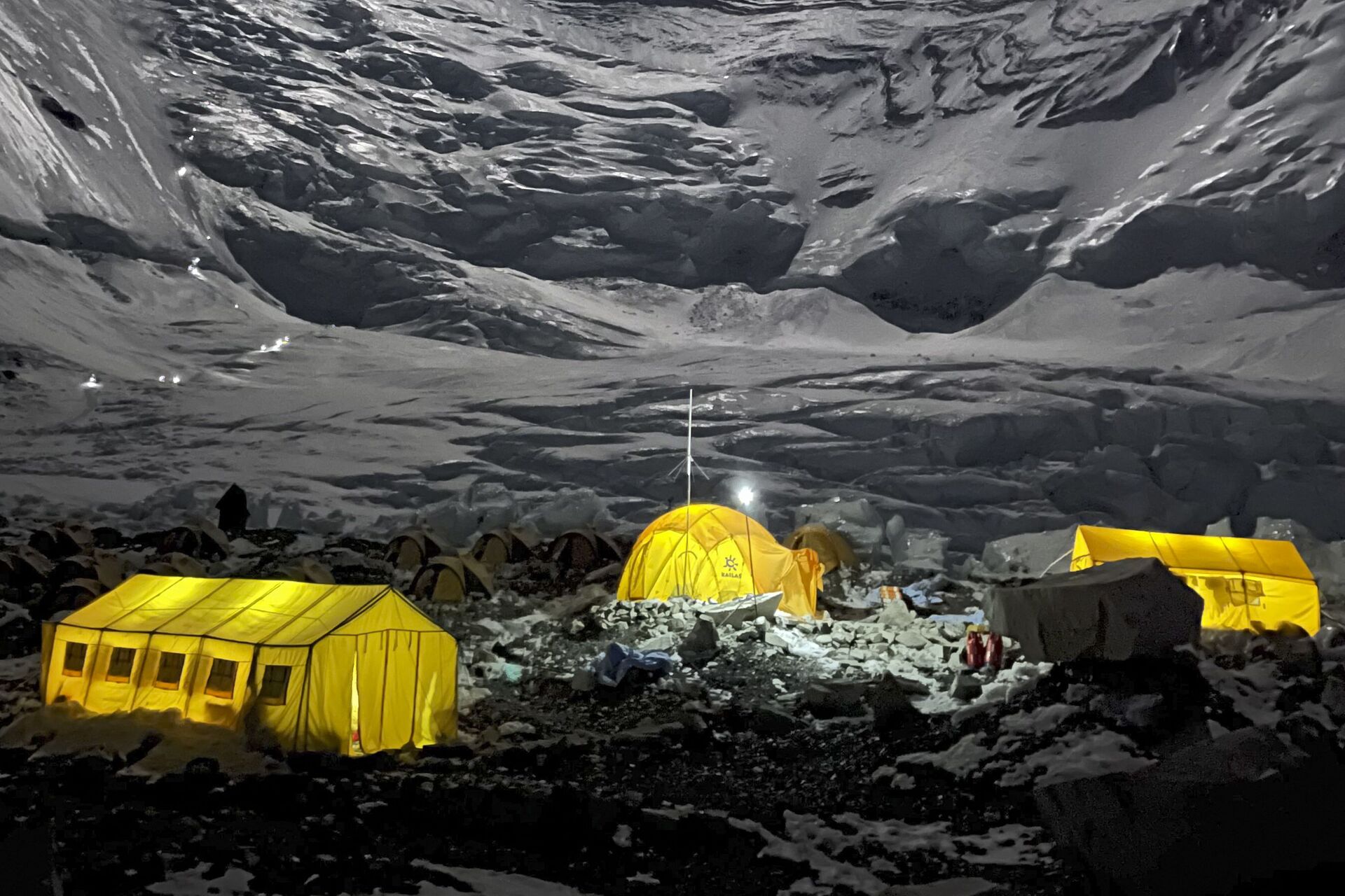 Палатки альпинистов во втором лагере во время восхождения на Эверест в Непале  - Sputnik Ўзбекистон, 1920, 16.09.2023