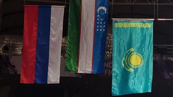Itog VI chempionata mira po rukopashnomu boyu 2021 goda. Flagi Uzbekistana (1 mesto), Rossii (2 mesto) i Kazaxstana (3 mesto) - Sputnik O‘zbekiston