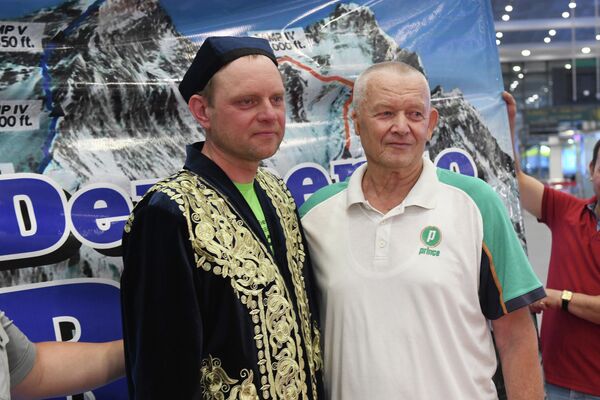 Сергей Денисенко вместе со своим отцом во время встречи в аэропорту Ташкента. - Sputnik Узбекистан