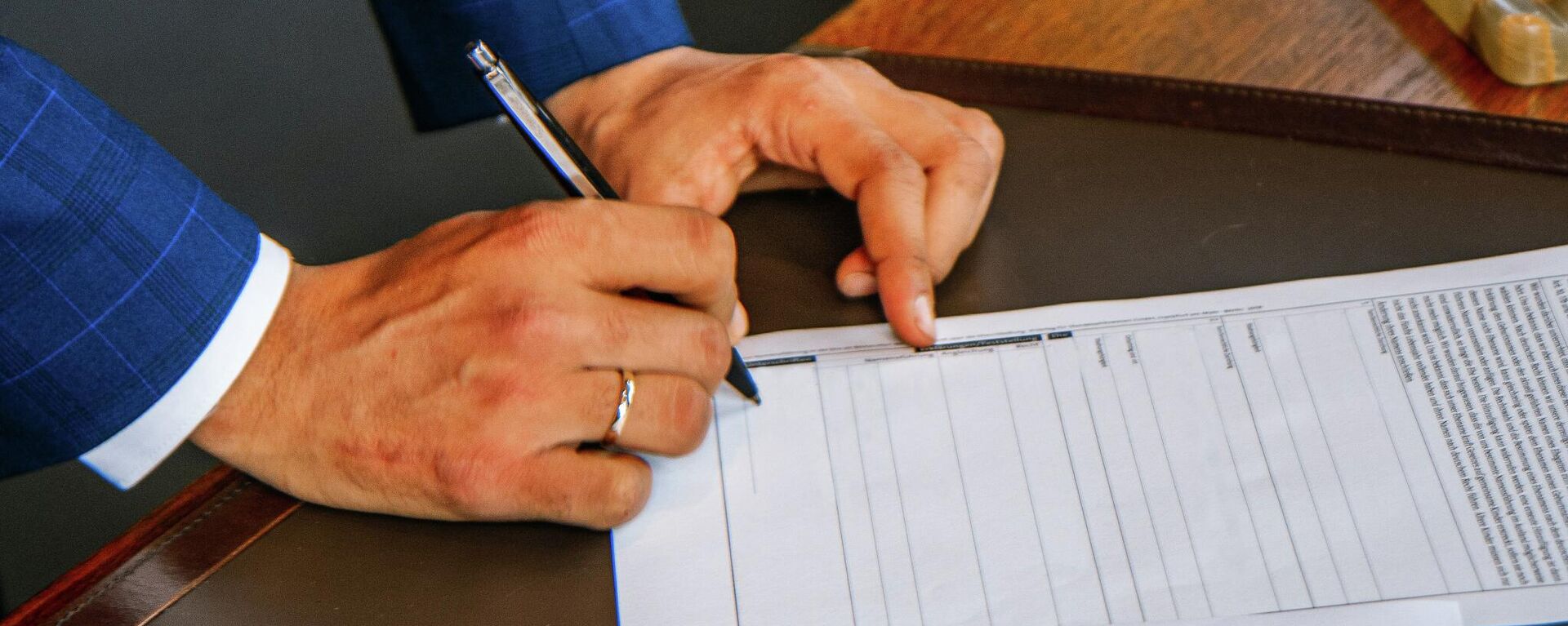 Мужчина подписывает документы. Иллюстративное фото - Sputnik Узбекистан, 1920, 09.06.2021