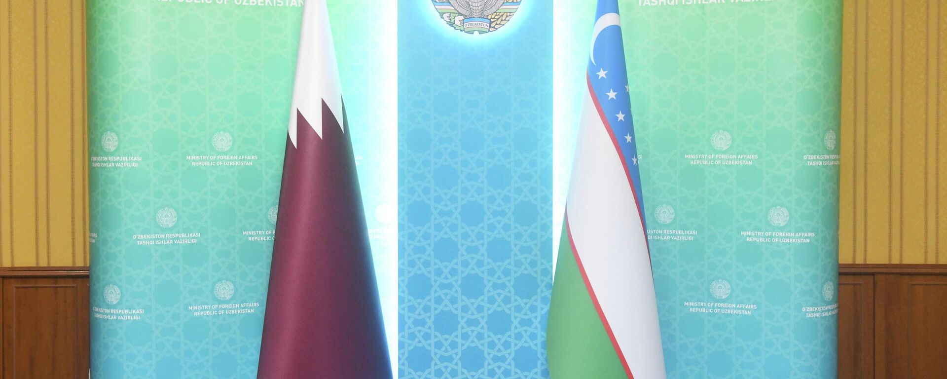 Флаги Узбекистана и Катара - Sputnik Ўзбекистон, 1920, 09.06.2021
