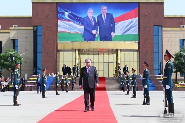 Seremoniya vstrechi prezidenta Uzbekistana Shavkata Mirziyoyeva v aeroportu Dushanbe - Sputnik O‘zbekiston