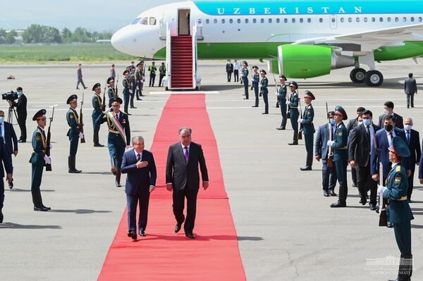 Seremoniya vstrechi prezidenta Uzbekistana Shavkata Mirziyoyeva v aeroportu Dushanbe - Sputnik O‘zbekiston