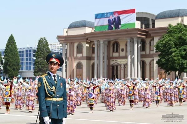 Погода была великолепной. Почетный караул и артисты в национальных одеждах также участвовали в официальной церемонии встречи в аэропорту. - Sputnik Узбекистан