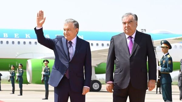 Церемония встречи президента Узбекистана Шавката Мирзиёева в аэропорту Душанбе - Sputnik Узбекистан