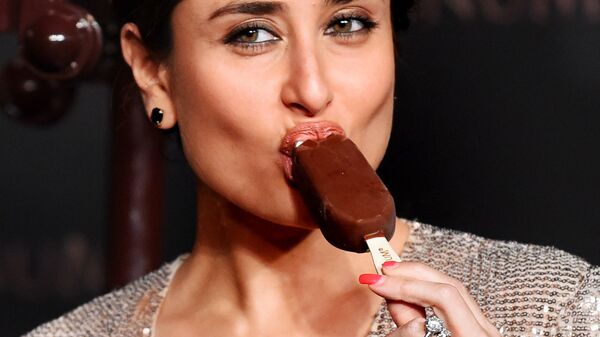 Индийская актриса Карина Капур во время поедания мороженого в Нью-Дели  - Sputnik Узбекистан