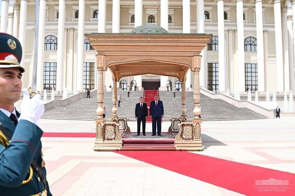 Официальная церемония встречи президента Узбекистана Шавката Мирзиёева в резиденции Касри Миллат в Душанбе - Sputnik Ўзбекистон