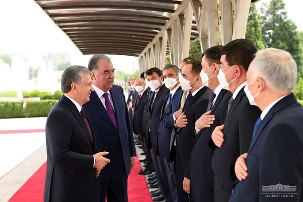 Глава Узбекистана пообщался также с членами Национального совета высшего собрания Таджикистана в резиденции &quot;Касри Миллат&quot; в Душанбе. - Sputnik Узбекистан