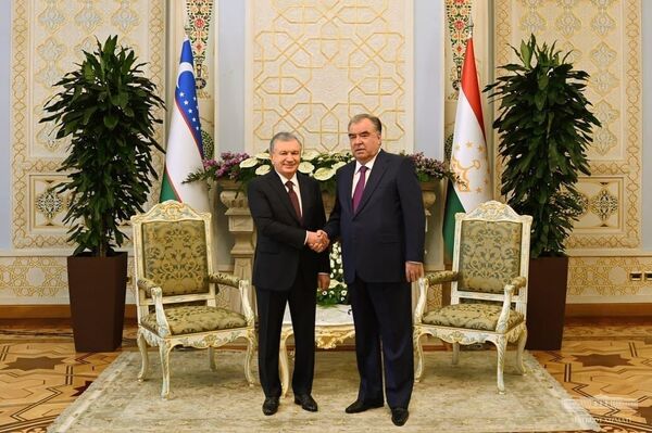 Президенты Узбекистана и Таджикистана Шавкат Мирзиёев и Эмомали Рахмон - Sputnik Ўзбекистон