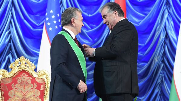  Президент Таджикистана Эмомали Рахмон наградил главу Узбекистана Шавката Мирзиёева почетным орденом - Sputnik Узбекистан