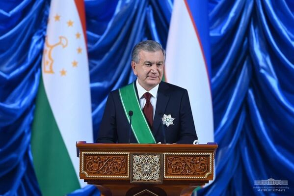 Согласно указу, награда вручена за безупречные заслуги в укреплении межгосударственных отношений, добрососедство между таджикским и узбекским народами. - Sputnik Узбекистан