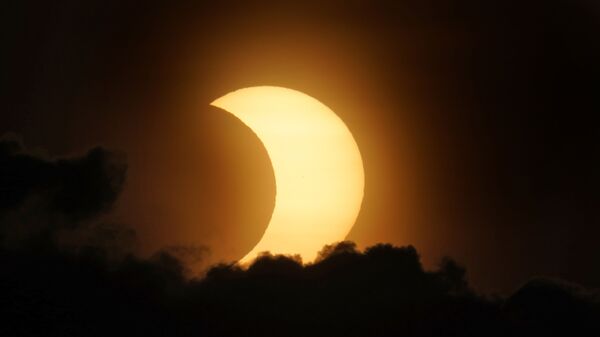 Частичное солнечное затмение на Манхэттене, Нью-Йорк - Sputnik Узбекистан
