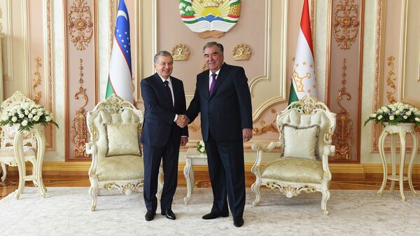 Prezident Uzbekistana Shavkat Mirziyeyev i prezident Tadjikistana Emomali Raxmon - Sputnik O‘zbekiston
