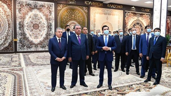 Президенты посетили ковровую фабрику в Кайраккуме - Sputnik Узбекистан