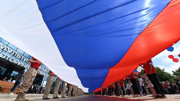 50-metrovыy gosudarstvennыy flag Rossii v chest prazdnovaniya Dnya Rossii v Rostove-na-Donu - Sputnik Oʻzbekiston