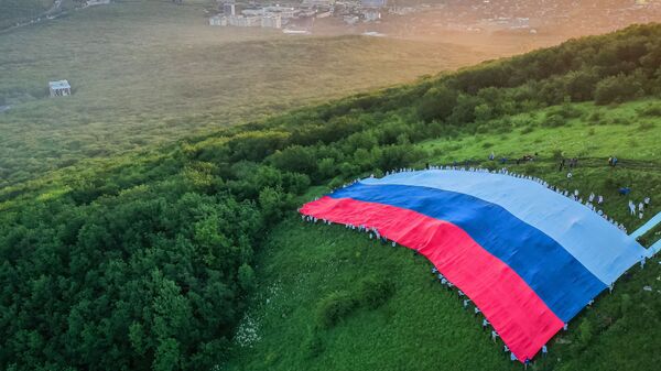 Российский флаг длиной 72 метра на склоне горы Машук в рамках празднования Дня России - Sputnik Ўзбекистон