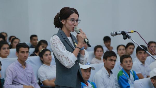 В Бухаре состоялся открытый диалог первого замминистра туризма и спорта с молодежью - Sputnik Узбекистан