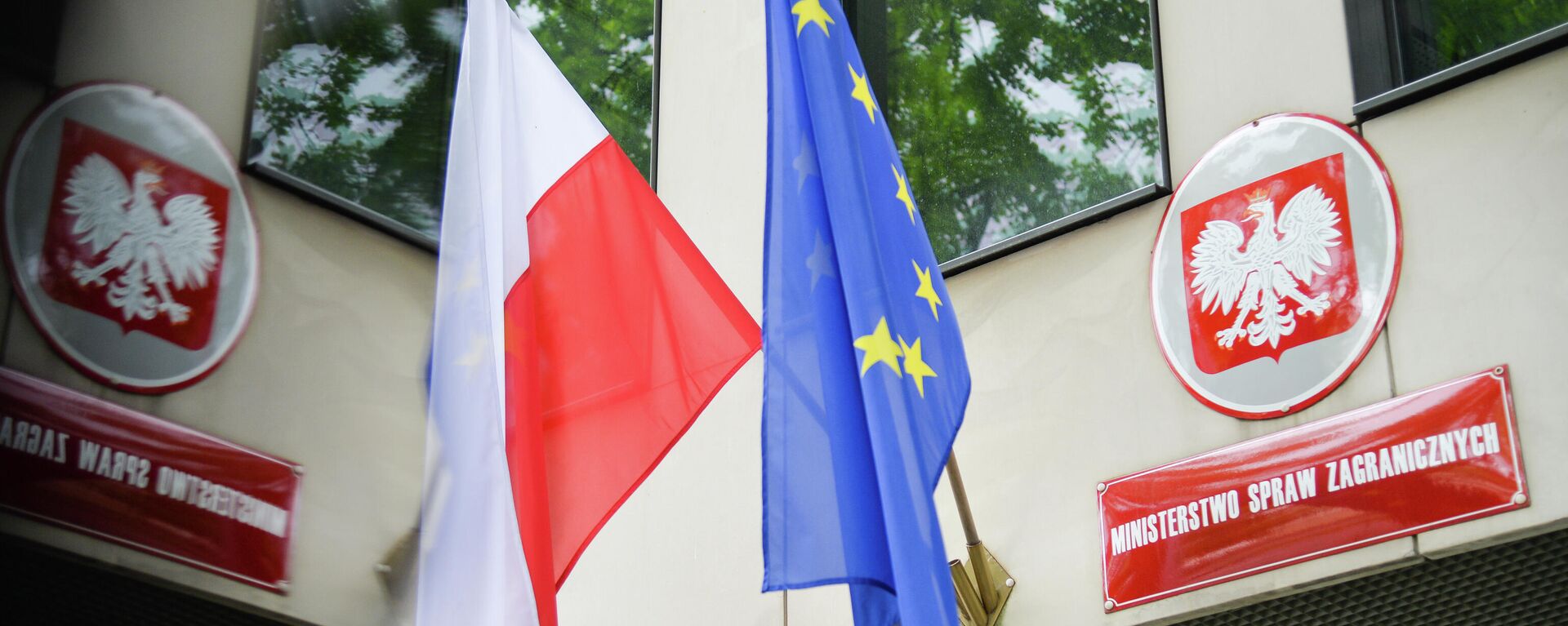 Государственный флаг Польши и флаг Евросоюза на здании Министерства иностранных дел Польши в Варшаве - Sputnik Узбекистан, 1920, 26.06.2021