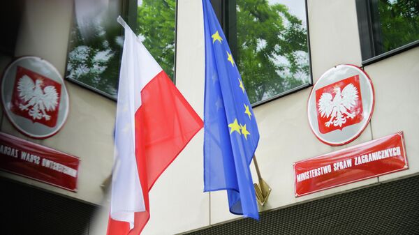 Государственный флаг Польши и флаг Евросоюза на здании Министерства иностранных дел Польши в Варшаве - Sputnik Ўзбекистон