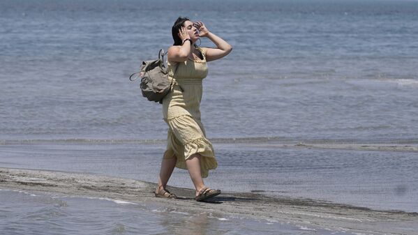 Девушка идет по берегу Большого Соленого озера, штат Юта. - Sputnik Узбекистан