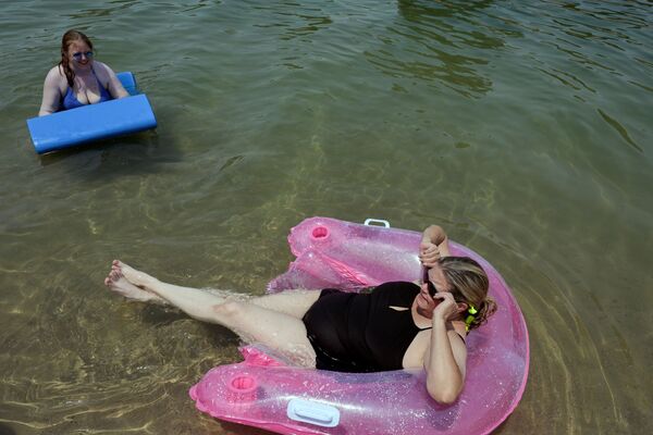 Девушки отдыхают на озере Хавасу, штат Аризона. - Sputnik Узбекистан