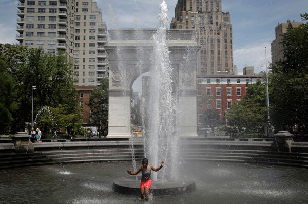 Девушка охлаждается в фонтане в парке Вашингтон-сквер, Нью-Йорк. - Sputnik Узбекистан