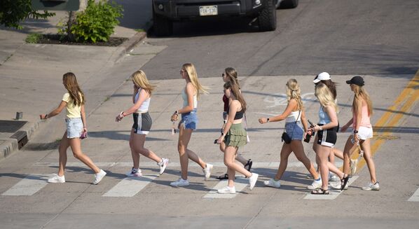 Женщины на улице в Денвере, штат Колорадо. - Sputnik Узбекистан