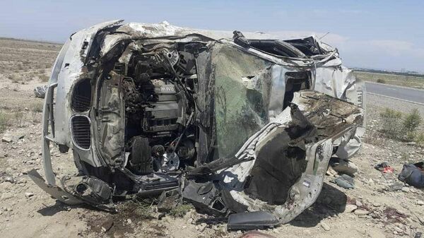 В Баткене легковая машина марки BMW вылетела с дороги и опрокинулась, погиб один человек - Sputnik Ўзбекистон