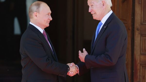 Президент РФ Владимир Путин и президент США Джо Байден во время встречи в Женеве - Sputnik Ўзбекистон