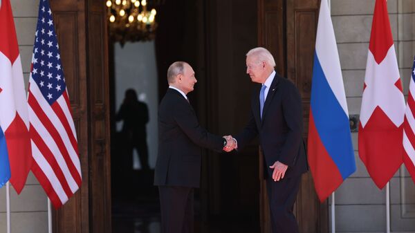 Президент России Владимир Путин и президент США Джо Байден на саммите в Женеве - Sputnik Ўзбекистон