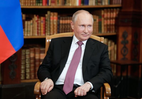 16 iyun 2021. RF prezidentm Vladimir Putin AQSh prezidenti Jo Bayden bilan uchrashuvda. - Sputnik O‘zbekiston