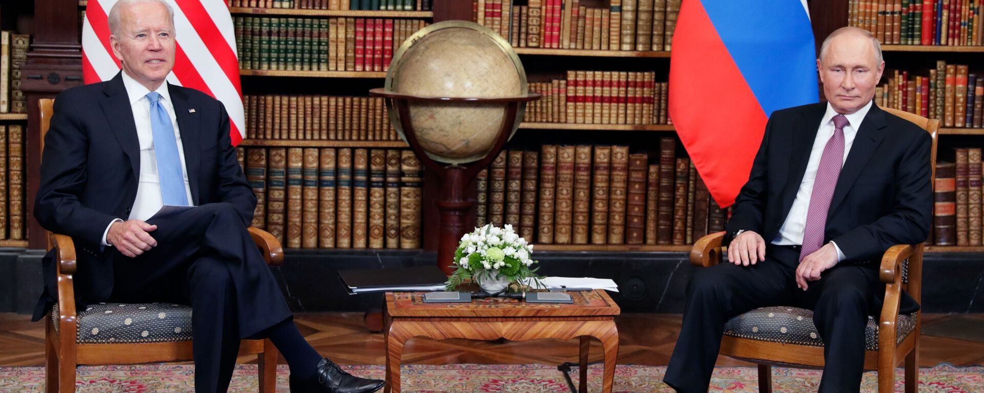 Президент РФ Владимир Путин и президент США Джо Байден во время встречи в Женеве на вилле Ла Гранж - Sputnik Узбекистан, 1920, 17.06.2021