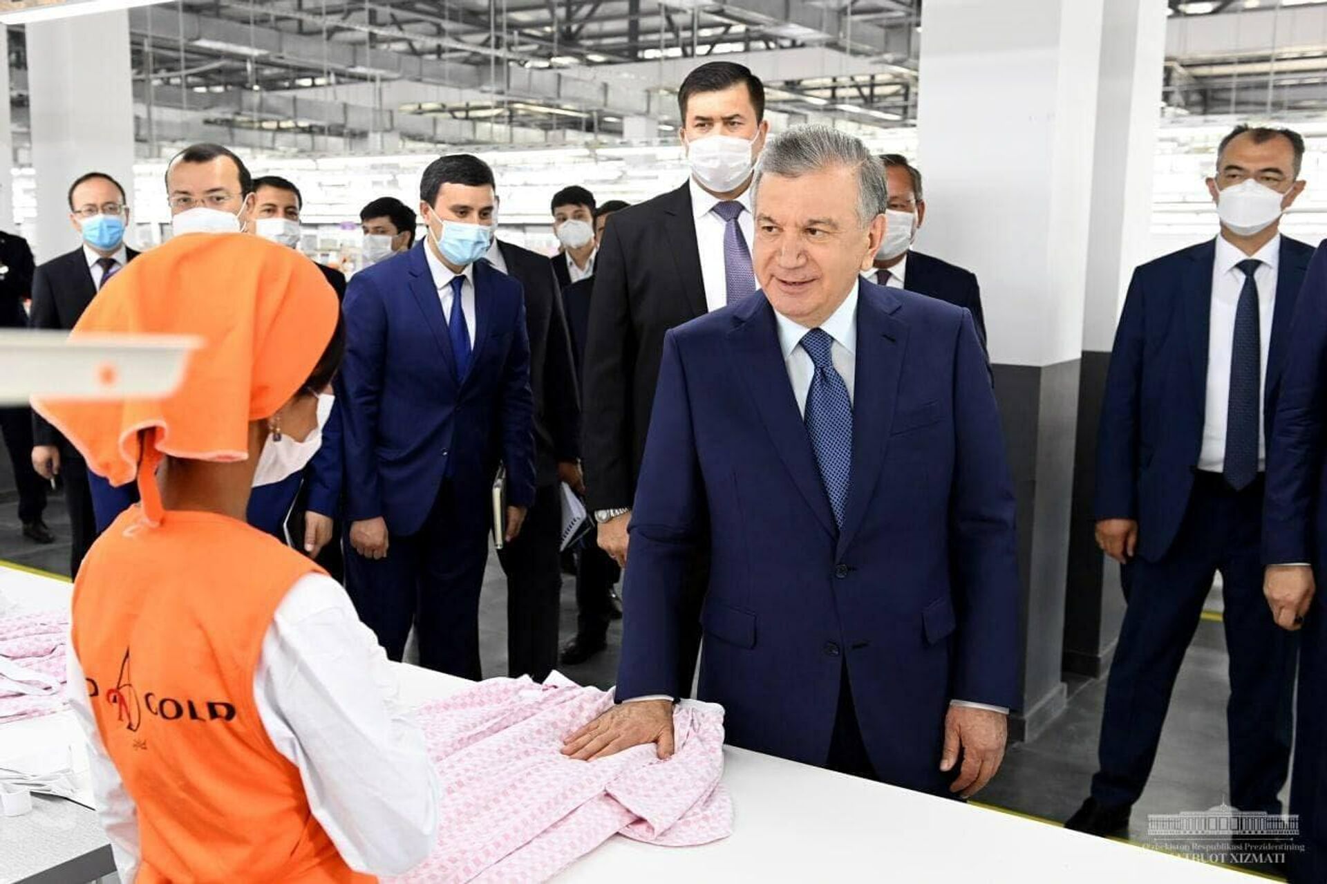 Prezident Uzbekistana posetil shveyno-trikotajnoe predpriyatie And gold v Izbaskanskom rayone Andijanskoy oblasti - Sputnik O‘zbekiston, 1920, 17.06.2021