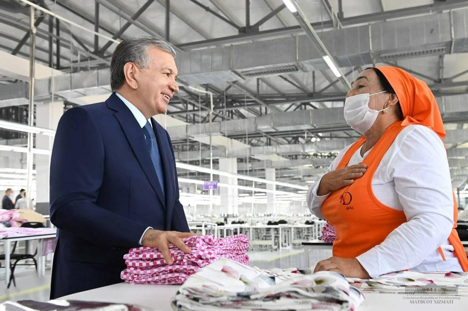 Президент Узбекистана посетил швейно-трикотажное предприятие And gold в Избасканском районе Андижанской области - Sputnik Узбекистан, 1920, 17.06.2021