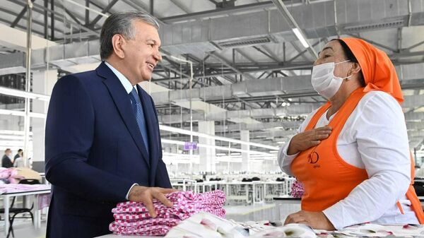 Президент Узбекистана посетил швейно-трикотажное предприятие And gold в Избасканском районе Андижанской области - Sputnik Ўзбекистон