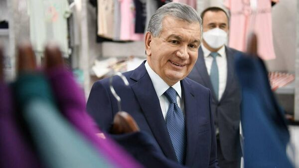 Президент Узбекистана посетил швейно-трикотажное предприятие And gold в Избасканском районе Андижанской области - Sputnik Узбекистан