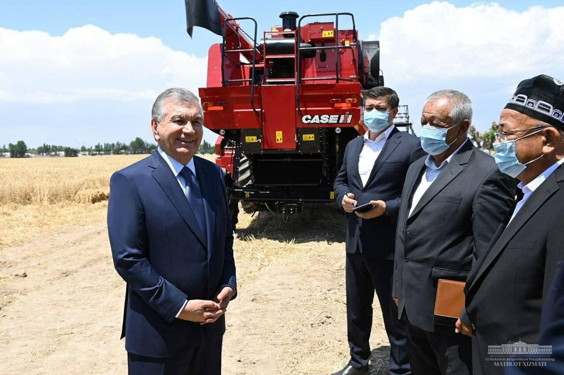 Президент Узбекистана посетил фермерское хозяйство Рустамжон замин ривожи в Избасканском районе Андижанской области - Sputnik Узбекистан, 1920, 17.06.2021