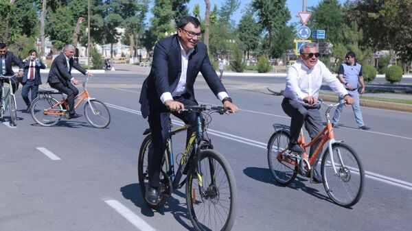 Рустам Минниханов проехал по улицам Бухары на велосипеде - Sputnik Узбекистан