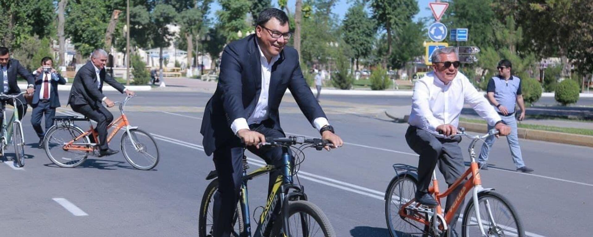 Рустам Минниханов проехал по улицам Бухары на велосипеде - Sputnik Узбекистан, 1920, 17.06.2021