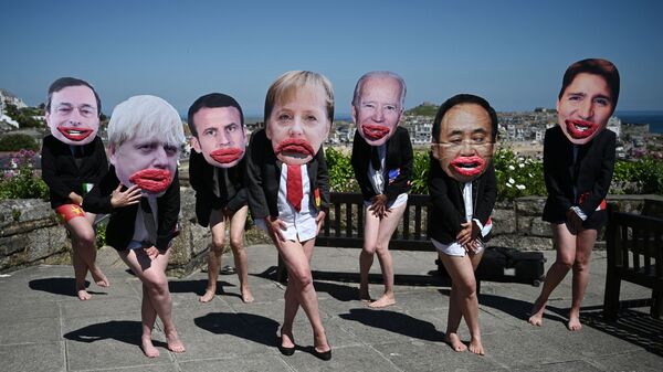 Экологические активисты Extinction Rebellion позируют с лицами лидеров G7 на демонстрации во время саммита G7 в Британии - Sputnik Узбекистан